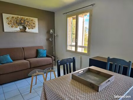 studio meublé avec place de parking privée à uzès