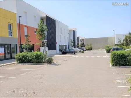 local commercial 269 m² istres