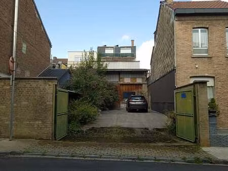 atelier/entrepôt à réhabiliter avec parking