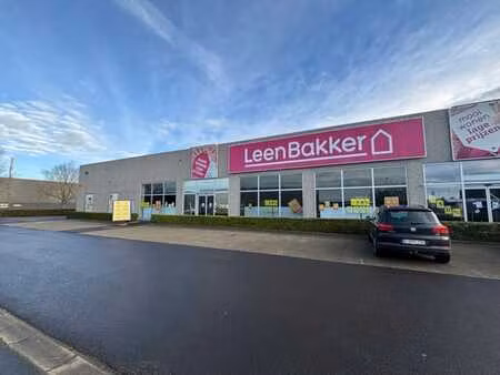 retail périphérique 1.700 m² à louer ostende