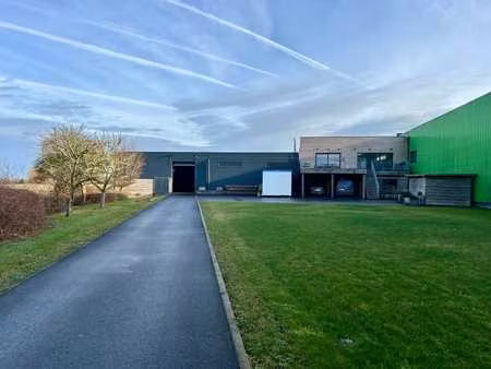 surface polyvalente de +/-870 m²
