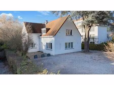 superbe villa rénovée à usage de bureaux avec vaste parking