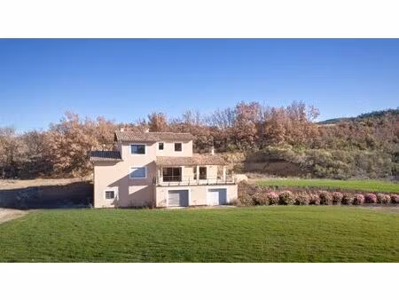 vaste maison contemporaine 281 m2 hab 140 m2 de dependances vue dominante sur 7900 m2