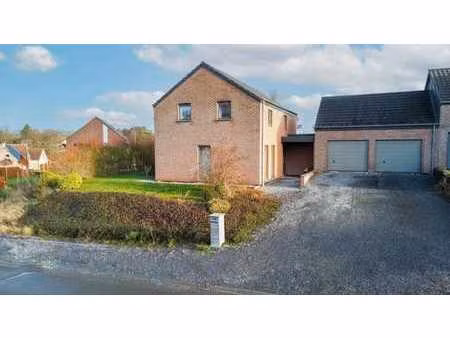 belle maison 3 chambres avec grand jardin et 2 garages