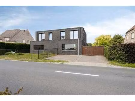 unieke combinatie van woonst met 'bijhuisje' en grote hal