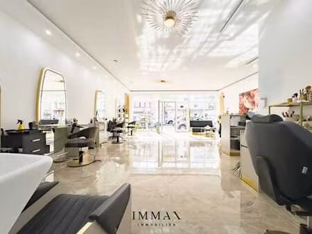 spacieux local commercial situé près de la lippenslaan  du c