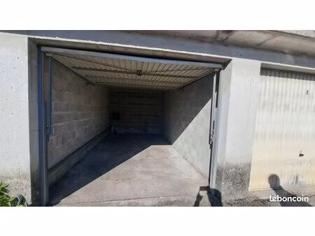 garage/box 12 m² privas