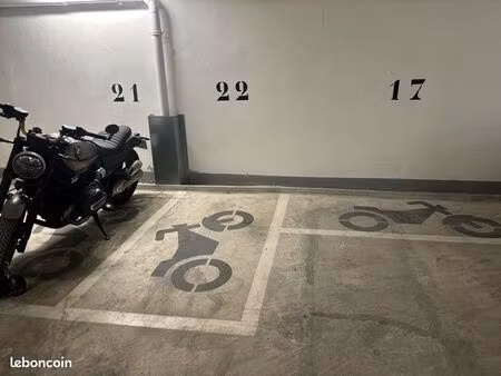 à louer - place moto - rer a & métro ligne 1 bérault