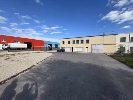 bâtiment indépendant avec cour clôturée