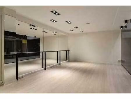 local commercial d'environ 54m² à vendre dans le centre de r