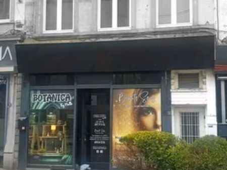 bel immeuble commercial en pleine artère commerçante