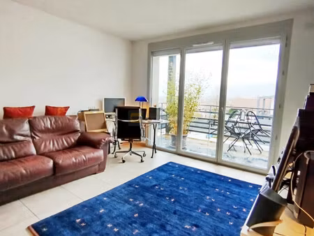 super t2 avec balcon et place de parking loué