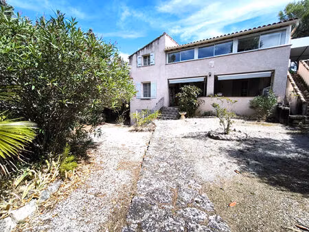 orgon - maison de 225 m² sur 848 m² de terrain avec piscine et 3 logements indépendants