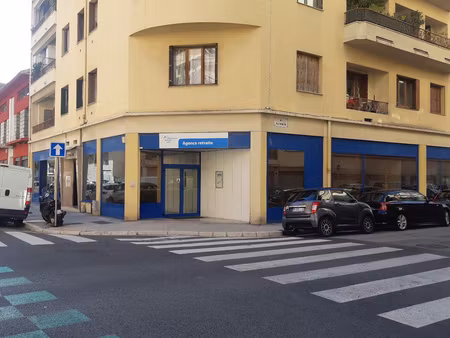 local commercial d'angle