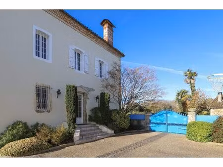 élégante maison de maître avec parc  piscine et dépendances