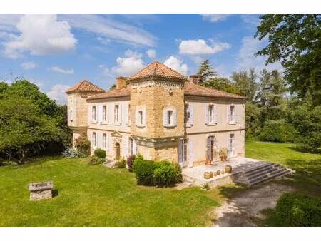 elégant château du xiiième siècle sur 4 5 hectares de parc et de prairie