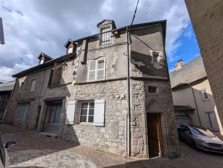 immeuble en pierre en centre-ville historique d'ussel