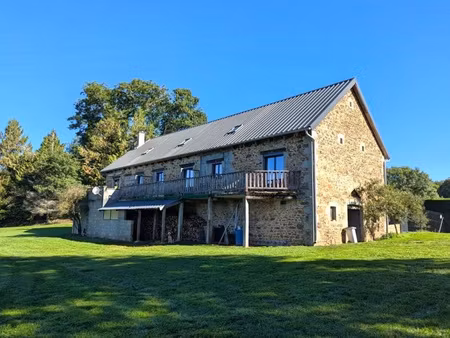 vaste maison en pierre entièrement restaurée