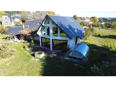 élégante maison en madriers sur terrain arboré