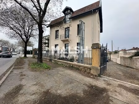 location local professionnel 70m²