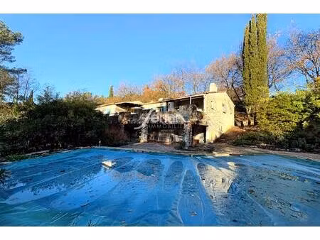 a vendre à callas maison avec 6.400 m² de terrain dans la natu