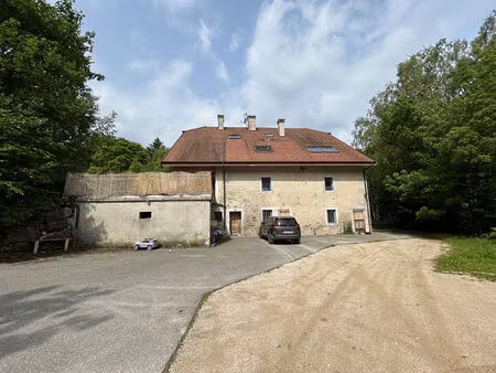 plateau à aménager de 85m² avec 2 stationnements  jardin et cave.