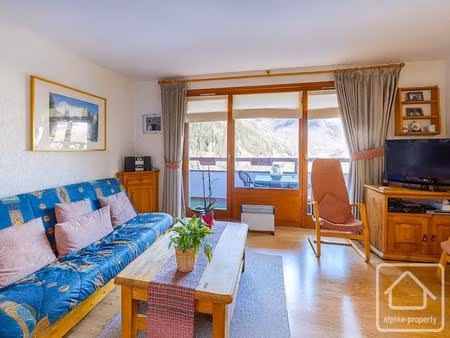 un duplex de 2 chambres avec mezzanine  garage  cave et piscine intérieure