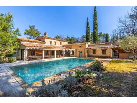 a vendre propriété ménerbes avec piscine  boulodrome et double garage luberon provence