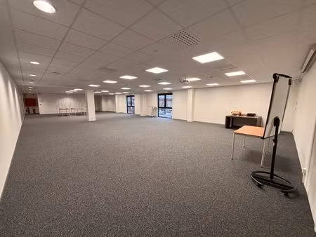 commercieel kantoor te huur (360 m²) in het bruisende kortrijk: de ideale locatie voor jou