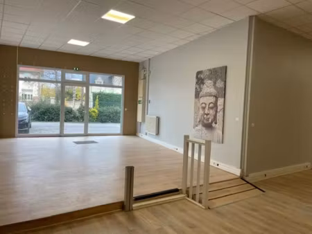 excellente visibilité. bel emplacement sur axe passant. locaux de 502 m2 situés proche du 