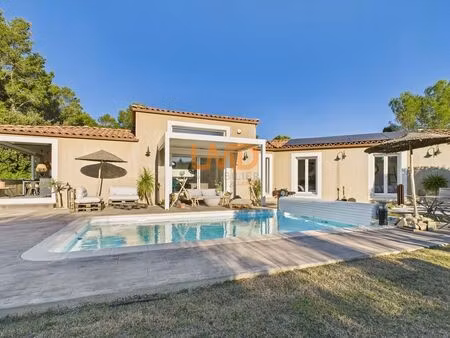 propriété contemporaine et son terrain paysagé