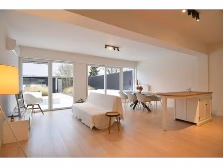 gerenoveerde woning met tuin en 3 slaapkamers in kortrijk