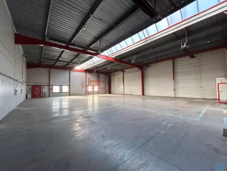 entrepôt à louer zone petite forêt   secteur zone commerciale