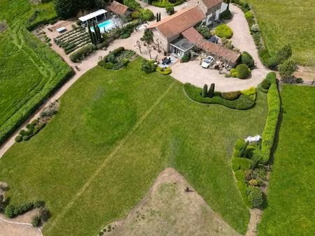 propriété d’exception  ancien corps de ferme avec 14 hectares vue et nombreuses...