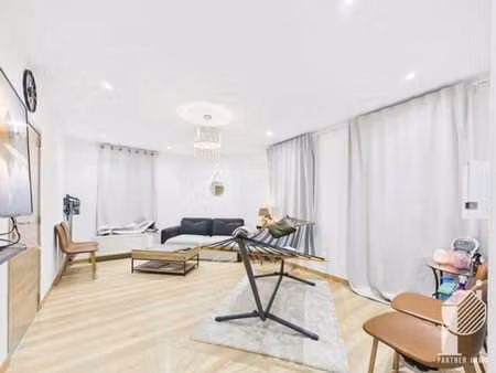 duplex 3 chambres  garage  extérieur rénové il y a 3 ans.