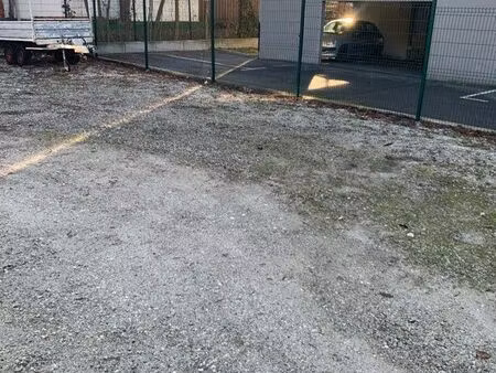 loue place de stationnement extérieur