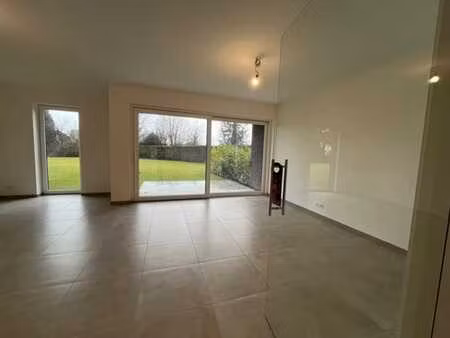 superbe appartement 2 chambres avec terrasse et jardin.