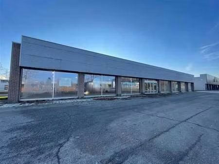espace commerciale au bord de route 975m²