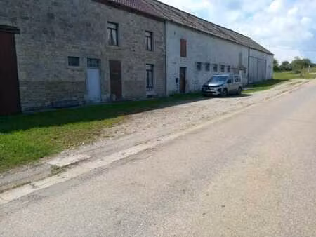 ferme à restaurer dans un cadre champêtre avec beaux volumes