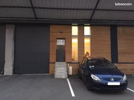 st priest acces periph : 205 m2 avec quais de décharg. + rampe