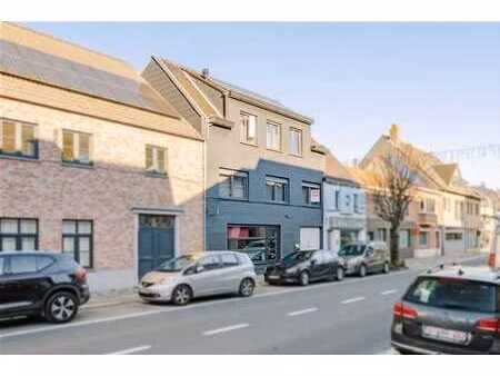 maison commerciale avec résidence dans le centre de destelbe