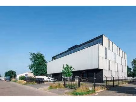 bâtiment industriel avec infrastructure de refroidissement