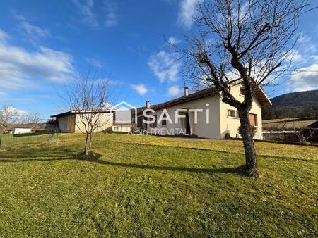 trois appartements  un garage implanté sur un terrain de 883 m²