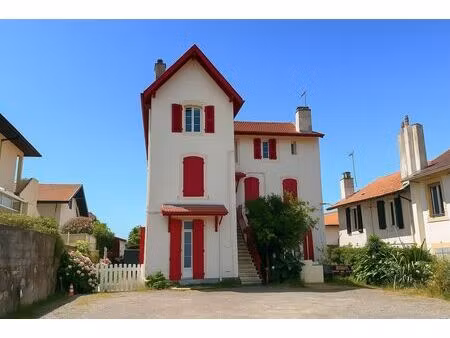 à vendre charmant studio rénové avec mezzanine quartier saint-martin  biarritz