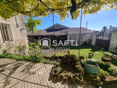 maison à rénover avec cour fermée et puits – beauvais-sur-matha