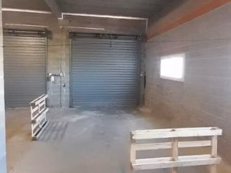 box de stockage situé dans un entrepôt