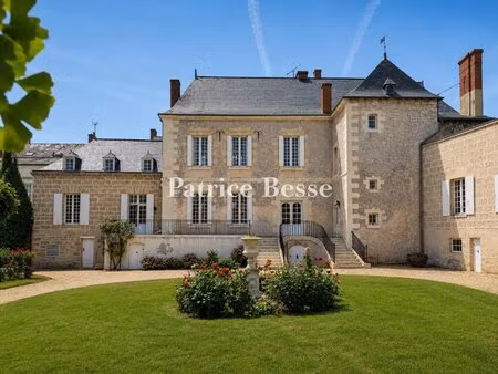 dans une ville touristique du saumurois  un hôtel particulier daté du 17e s. au 19e s. .