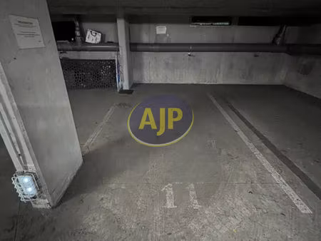 parking au haillan (transport devant la résidence)