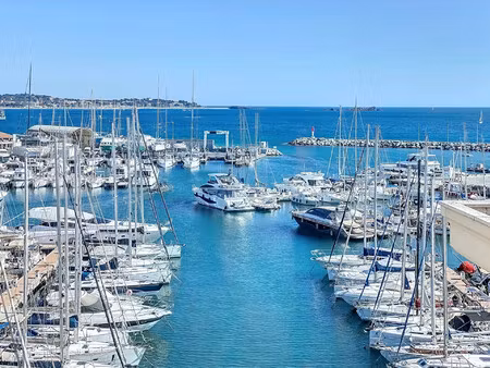 studio avec vue imprenable sur le port de fréjus