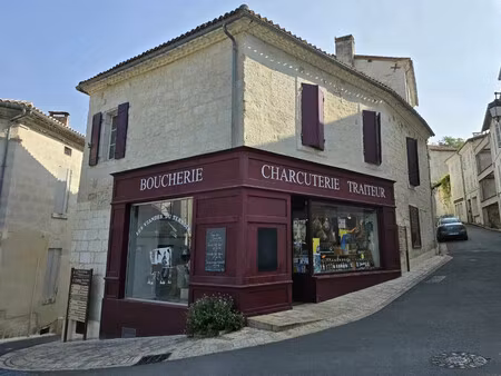 en plein coeur d'aubeterre bâtisse avec local commercial et app